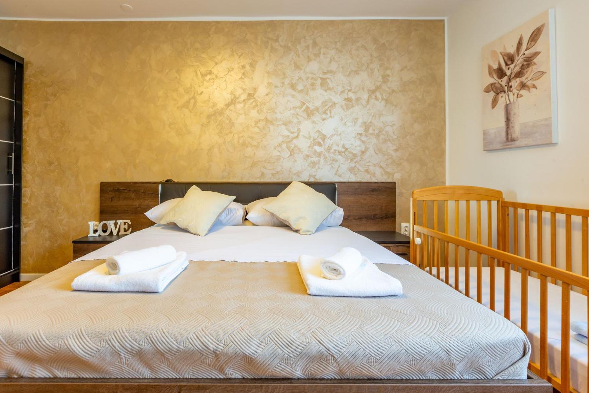Apolon 2Bdr Apartment With Balcony ザダル エクステリア 写真