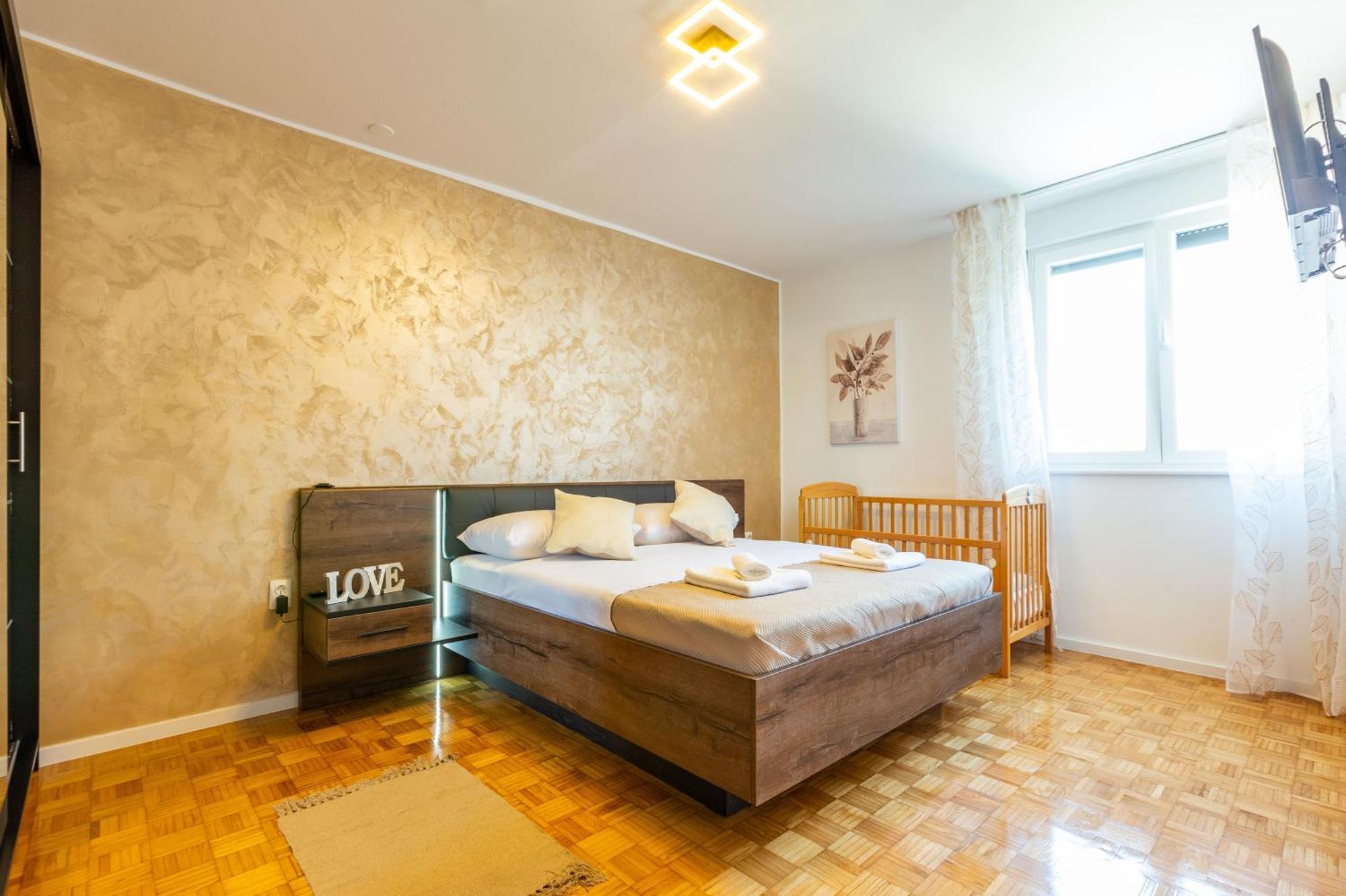 Apolon 2Bdr Apartment With Balcony ザダル エクステリア 写真